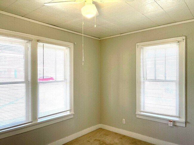 Building Photo - Pre-Leasing 2 bed 1 bath close to Texas Tech!