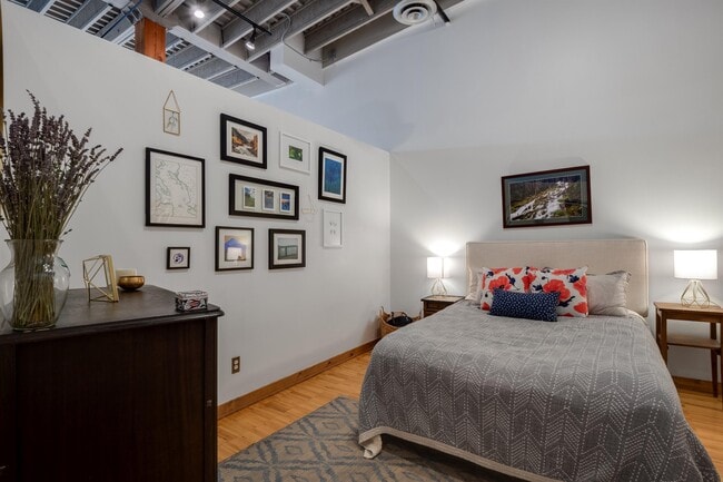 Building Photo - 200 River Pl Dr