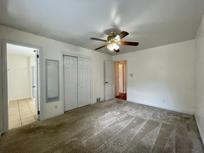 Building Photo - $0 DEPOSIT OPTION!  CHARMING 3BED/2BATH HARVEY PARK RANCH STYLE HOME!