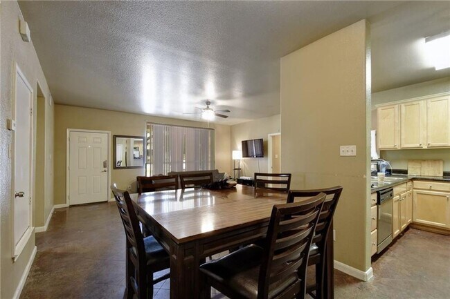 Building Photo - 4X2 Condo Less than $900/Bedroom for August