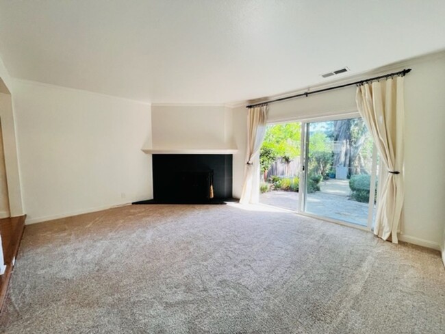 Building Photo - Move-in Ready 2BD/2.5BA Townhome in Westsi...