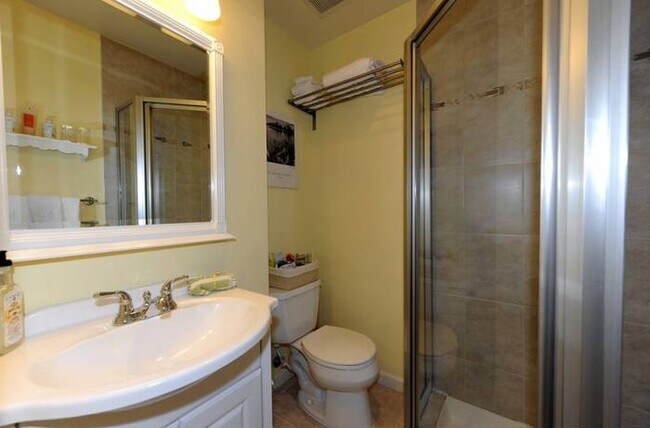 Building Photo - 1012 7th St SE