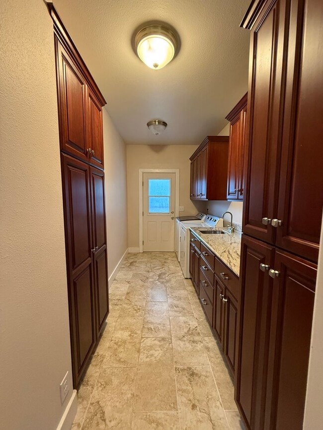 Building Photo - Stunning Bay View Retreat – Fully Furnished 2 Bed / 2 Bath Near Charleston