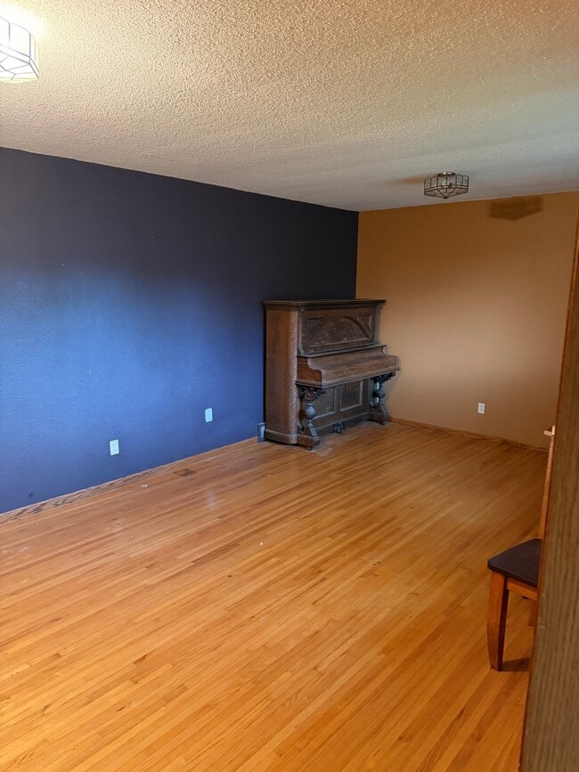 Building Photo - 713-713 13th Ave