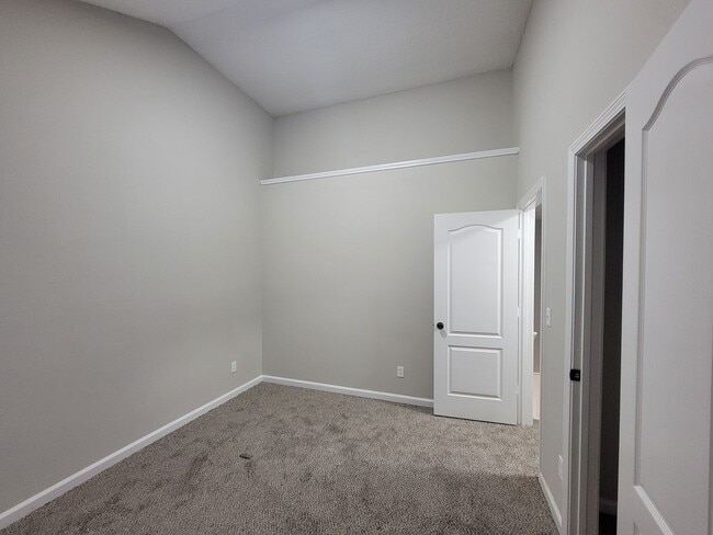 Building Photo - Quiet Comfort - Modern Home - HAFC Voucher...