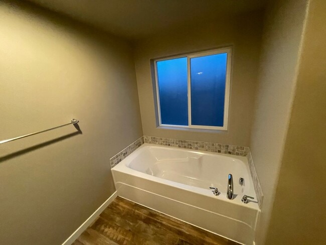 Building Photo - NW Albany home Clean and comfortable!