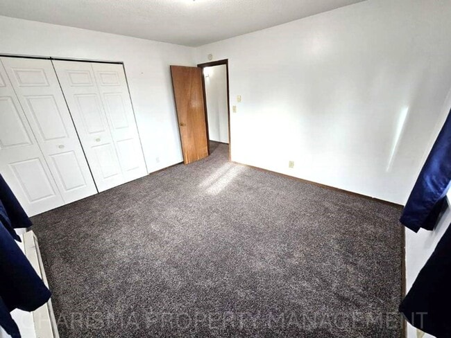 Building Photo - 2 BD, 1 BA in Garretson - Small Town Living Near Big City Amenities