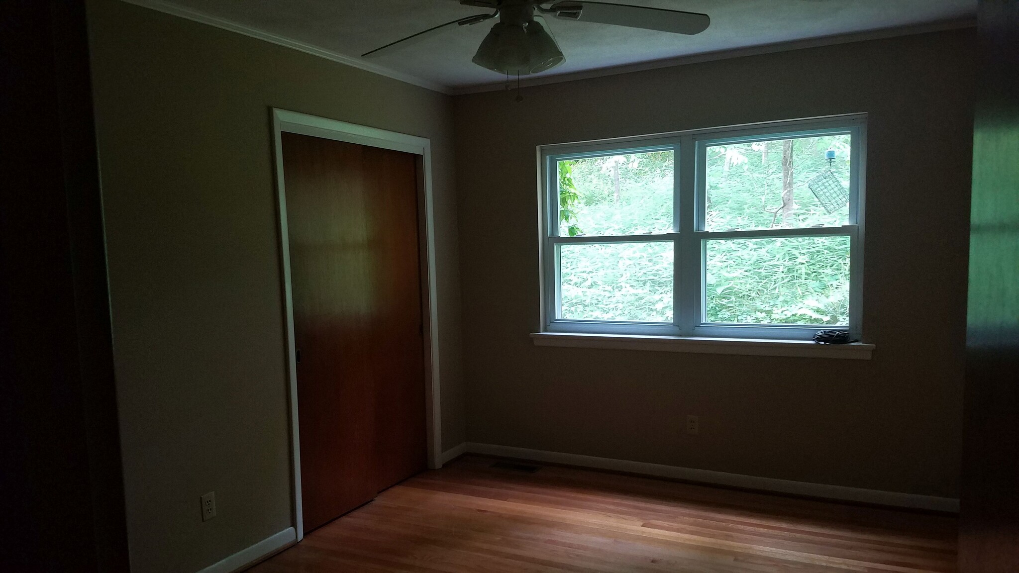 Each bedroom has two windows, large wall closets, and ceiling fans. - 312 Signal Mountain Blvd