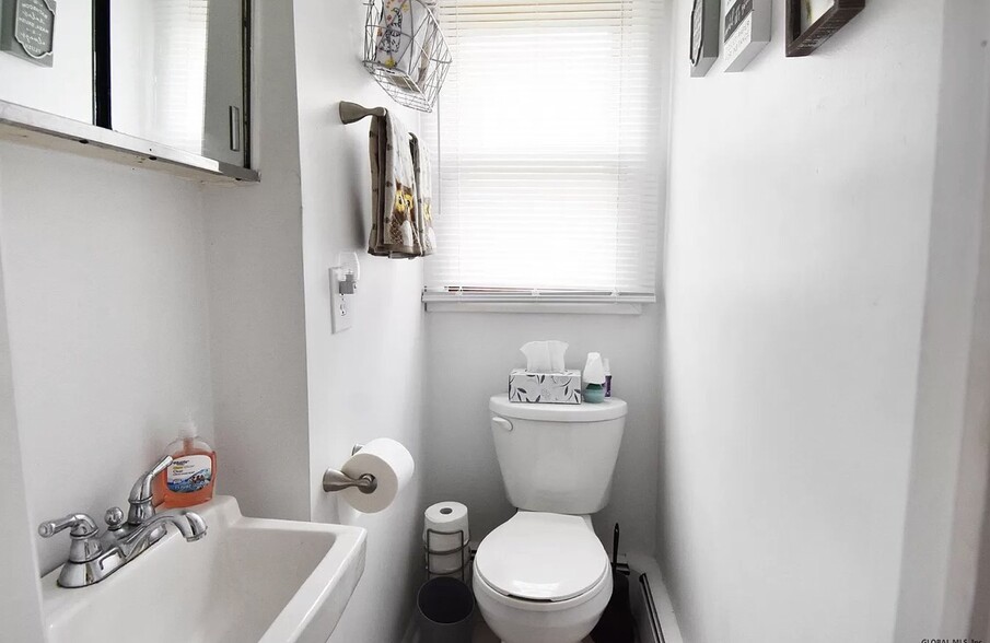 1/2 bathroom - 27 Beach Ave