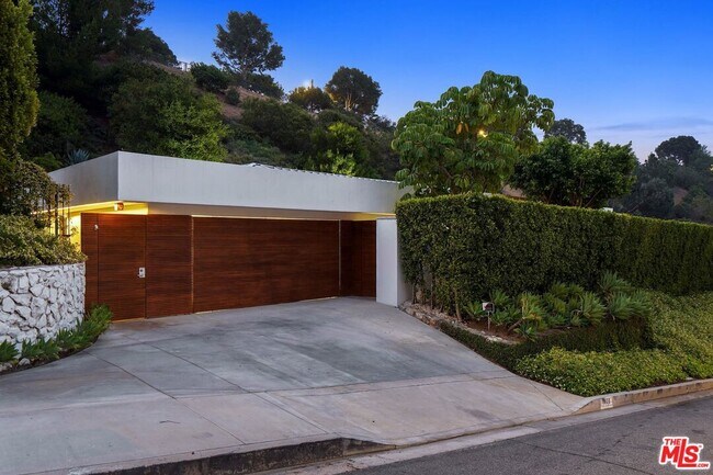 Building Photo - 1106 N Hillcrest Rd