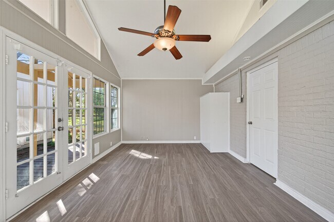 Building Photo - 210 N Shirley Ln