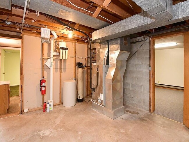 Building Photo - 405 E 5th St