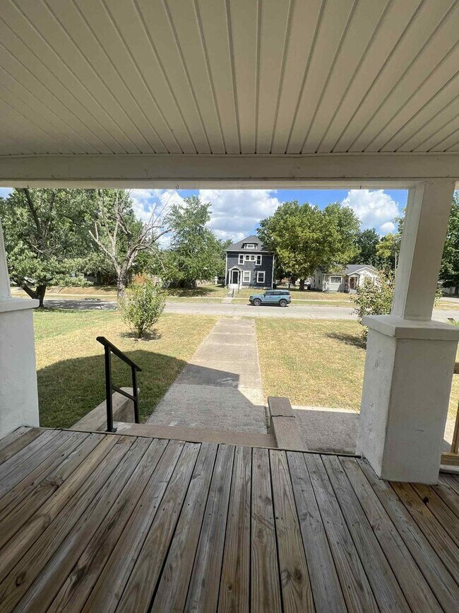 Building Photo - Charming 3-Bedroom, 2-Bathroom Two-Story H...
