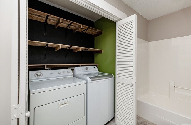 Building Photo - THOUGHTFULLY UPDATED!! 4 Bedroom, 3 Bathroom Home in Urbandale!
