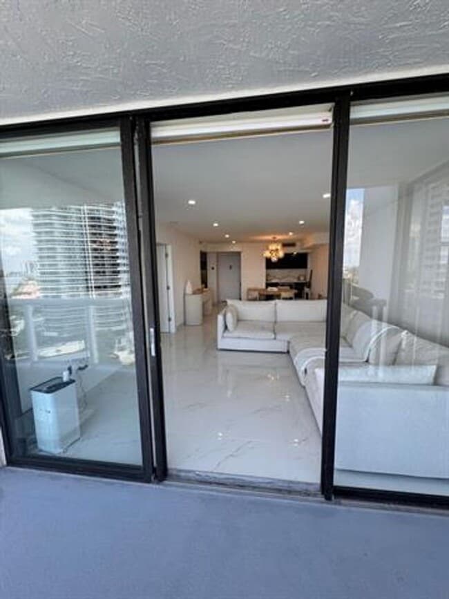 Building Photo - 20515 E Country Club Dr