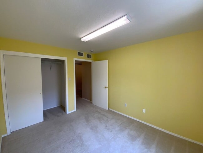 Building Photo - 3 Bedroom Townhome Available Near Southern...