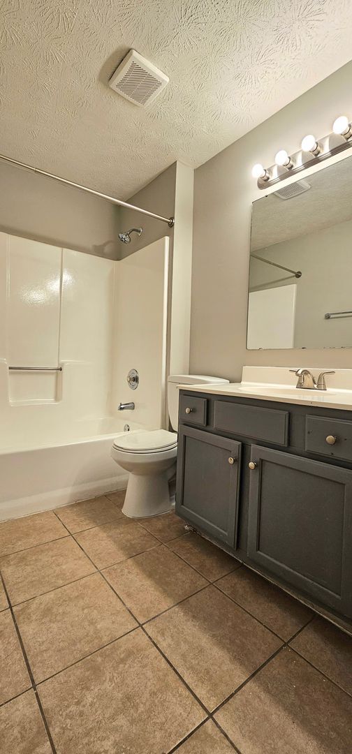 Building Photo - Newly Renovated 2 bedroom in Englewood! With W/D hookups!