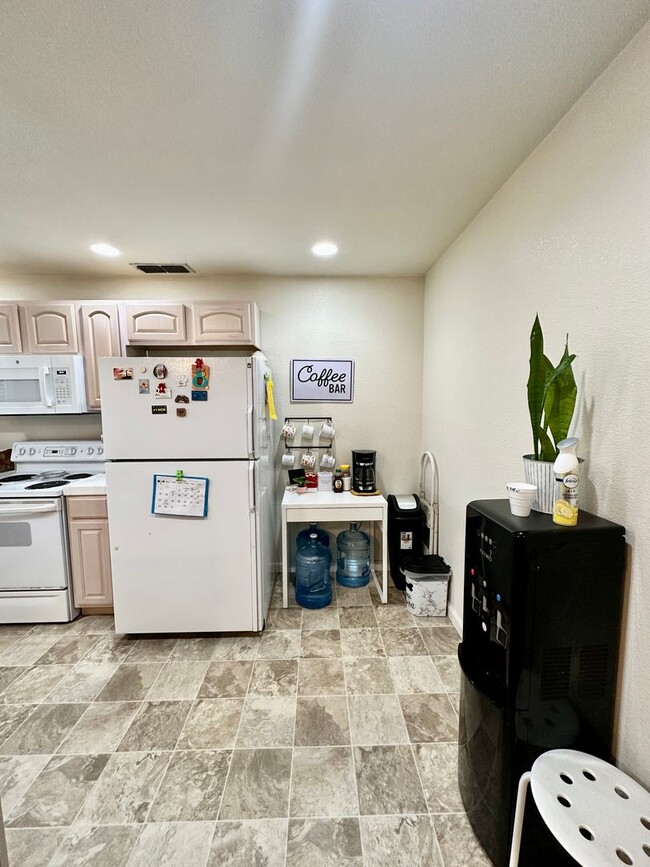 Building Photo - Davis - Centrally Located Home