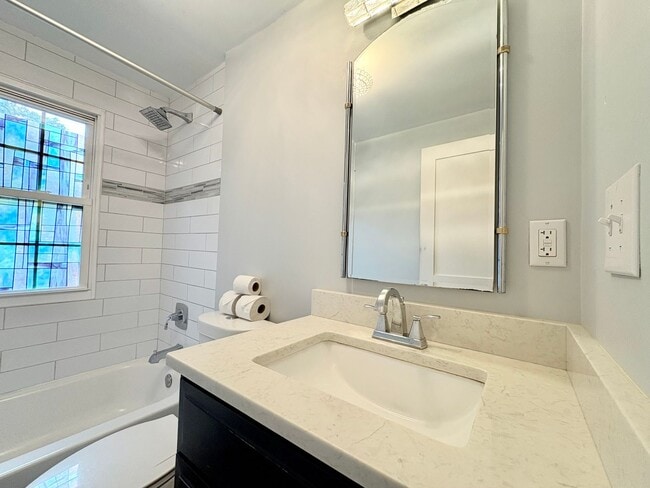 Building Photo - 2 Bed | 1 Bath | $2,150/mo | Assigned Park...