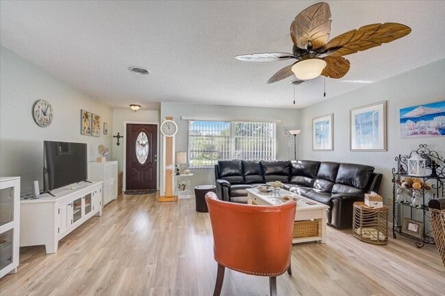 Building Photo - 476 W Seminole Dr