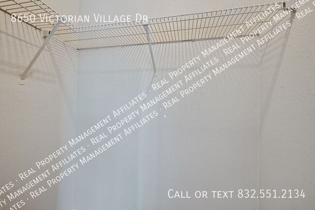 Building Photo - 8650 Victorian Village Dr