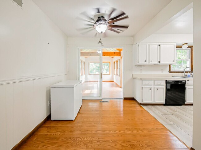 Building Photo - Your Private Retreat Just Minutes from Downtown South Lyon