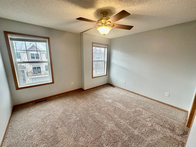 Building Photo - Large and Luxurious 2 Bedroom, 2.5 Bath To...