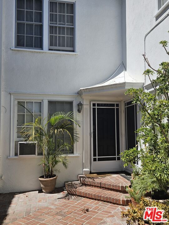 Building Photo - 441 1/2 S Palm Dr