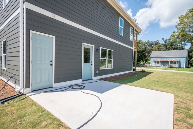 Building Photo - 815 Whitehall Rd