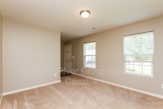 Building Photo - 213 Valerie Dr