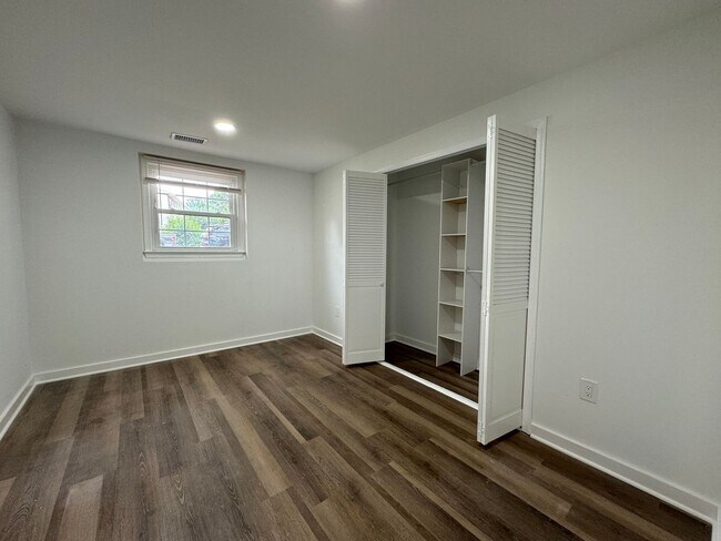 Building Photo - Spacious 5 Bed 3 Bath Home Walking Distanc...