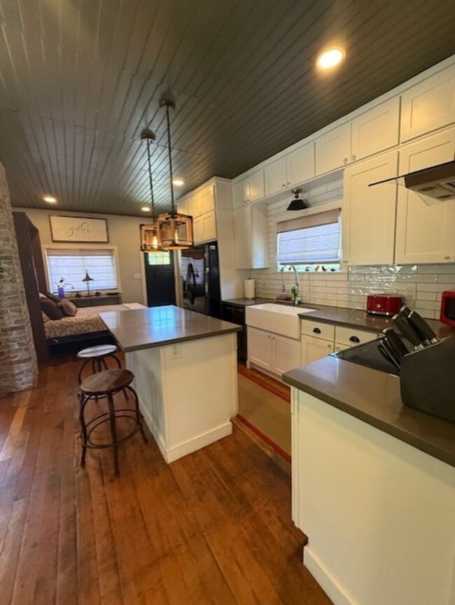 Building Photo - Live in the heart of Roslyn, walk to shops dining and trailheads!