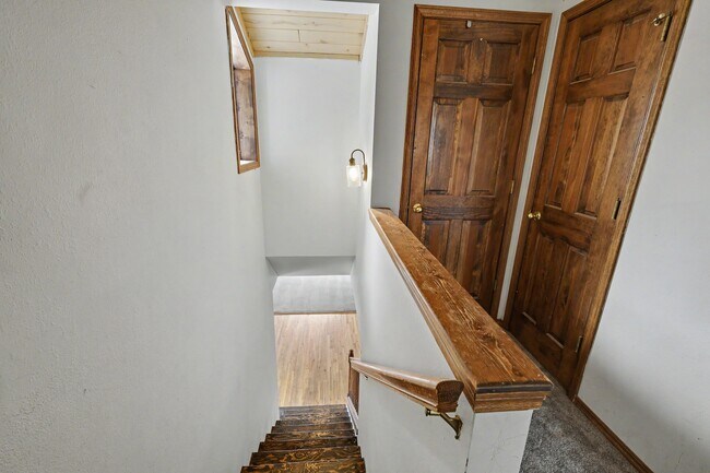 Building Photo - 305 Mesa Dr