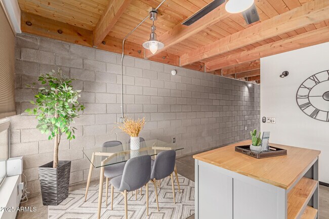 Building Photo - 727 E Portland St