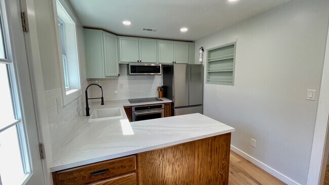 Building Photo - 820 Goldfinch Ave