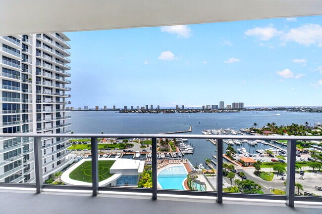 Building Photo - 220 Lake Shore Dr