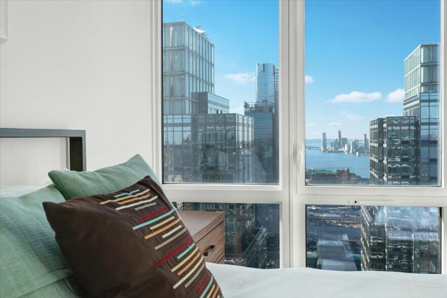 Building Photo - 605 W 42nd St