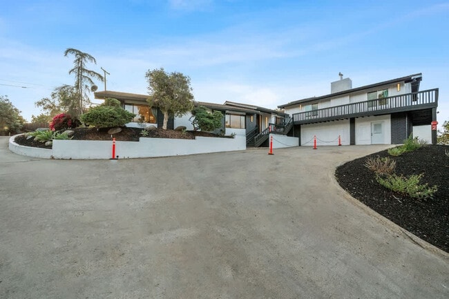 Building Photo - 5048 Bluff Pl