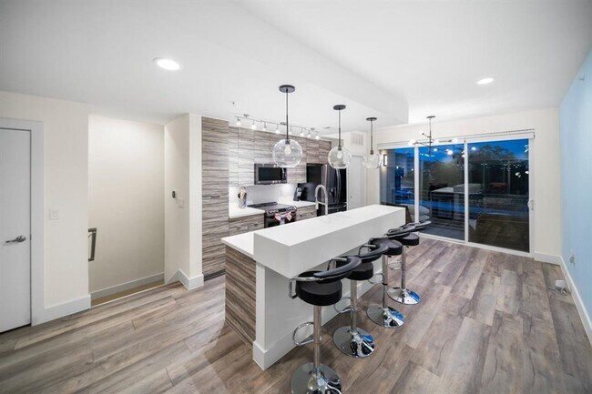 Building Photo - 604 N Bluff Dr