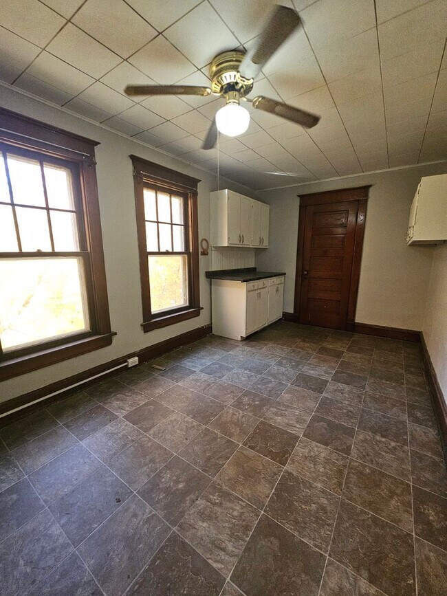 Building Photo - 1603 W 10th St