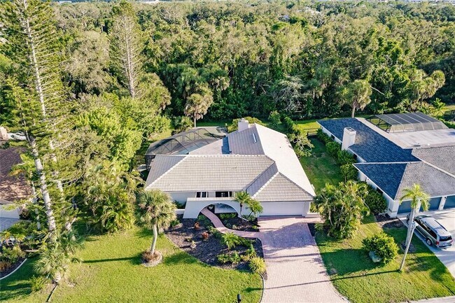 Building Photo - 904 S Doral Ln