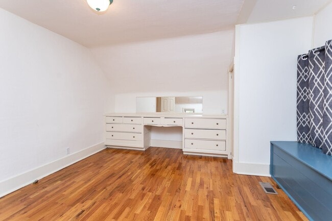 Building Photo - 12 W Brookside St