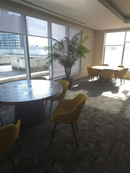 Building Photo - 1060 Brickell Ave
