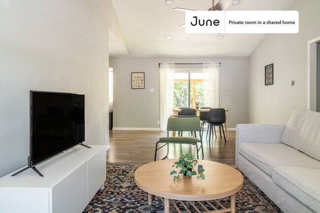 Building Photo - Private bedroom in 3 bed/2 bath Home