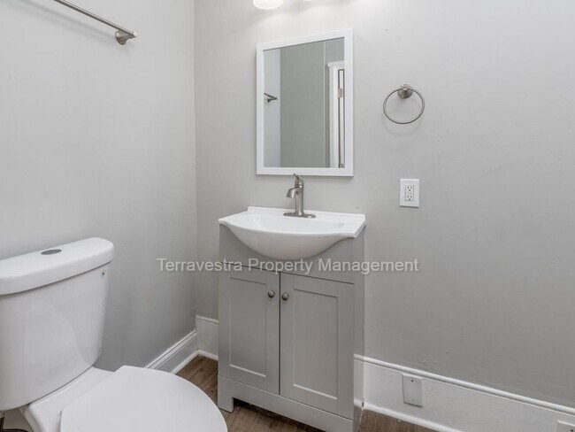 Building Photo - 116 W Main St