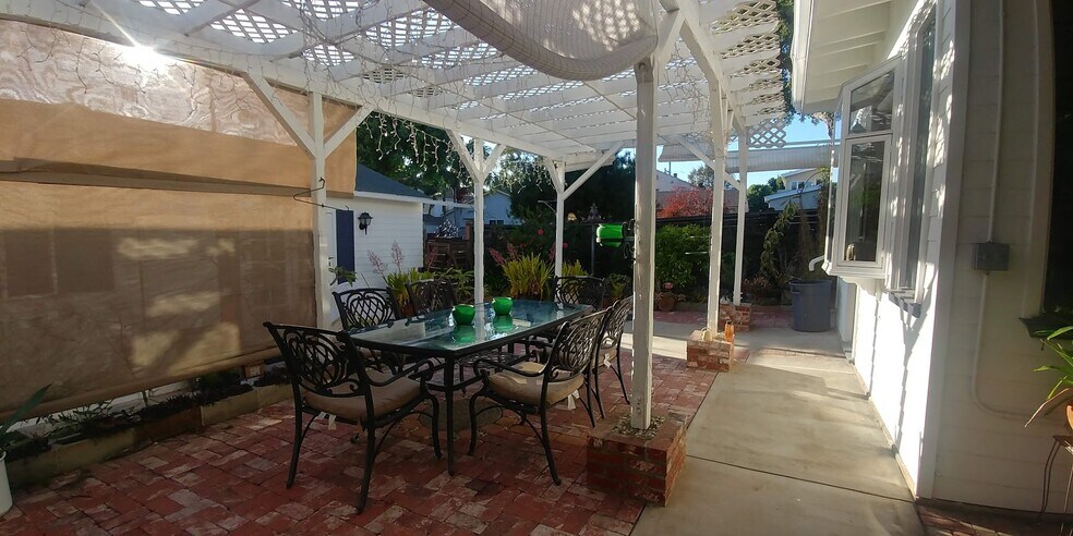 Building Photo - 3555 Colonial Ave