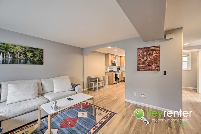Building Photo - Beautifully Renovated 3 Bed Townhome in Prime North Seattle Location