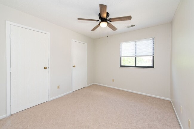 Building Photo - 2 Bedroom Condo Available