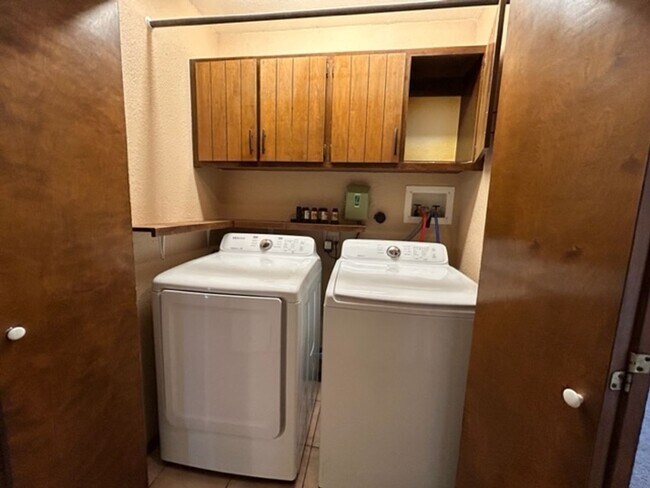 Building Photo - Large and Spacious 3 Bed Home! Mesa & Zia School District!