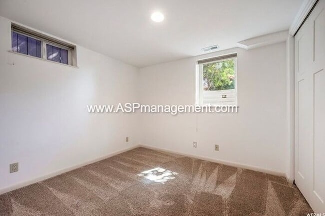 Building Photo - Harvard/Yale 3 bed 2 bath Brick home